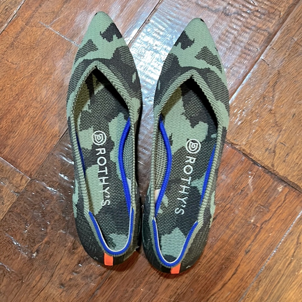 Like new Rothy’s pointed toe flats in Olive Camo size 7